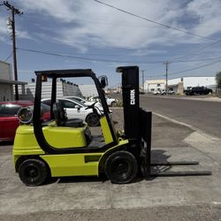 2009 Clark CQ25L Pneumatic Forklift