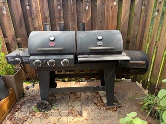 FREE/GRATIS- used charcoal/propane grill with offset firebox (Will no longer be available after October 22)