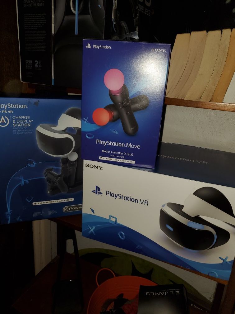 Ps4 VR set, Move controllers, Charging station