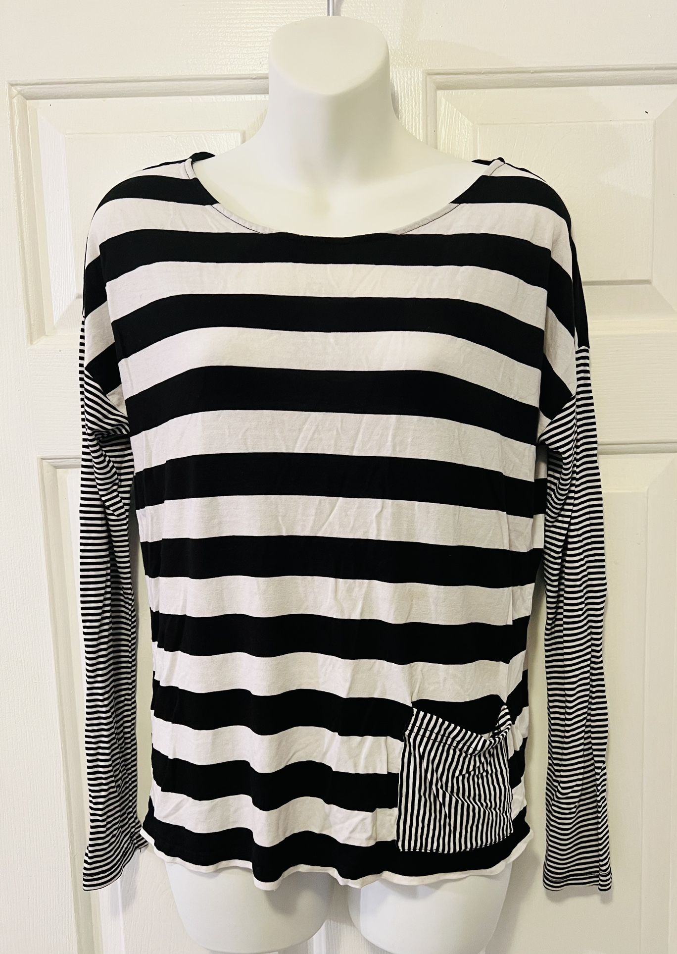 Very beautiful women Shirt size (m)only $5