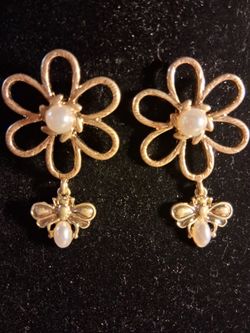 New flower w faux pearls necklace dangling bees accents