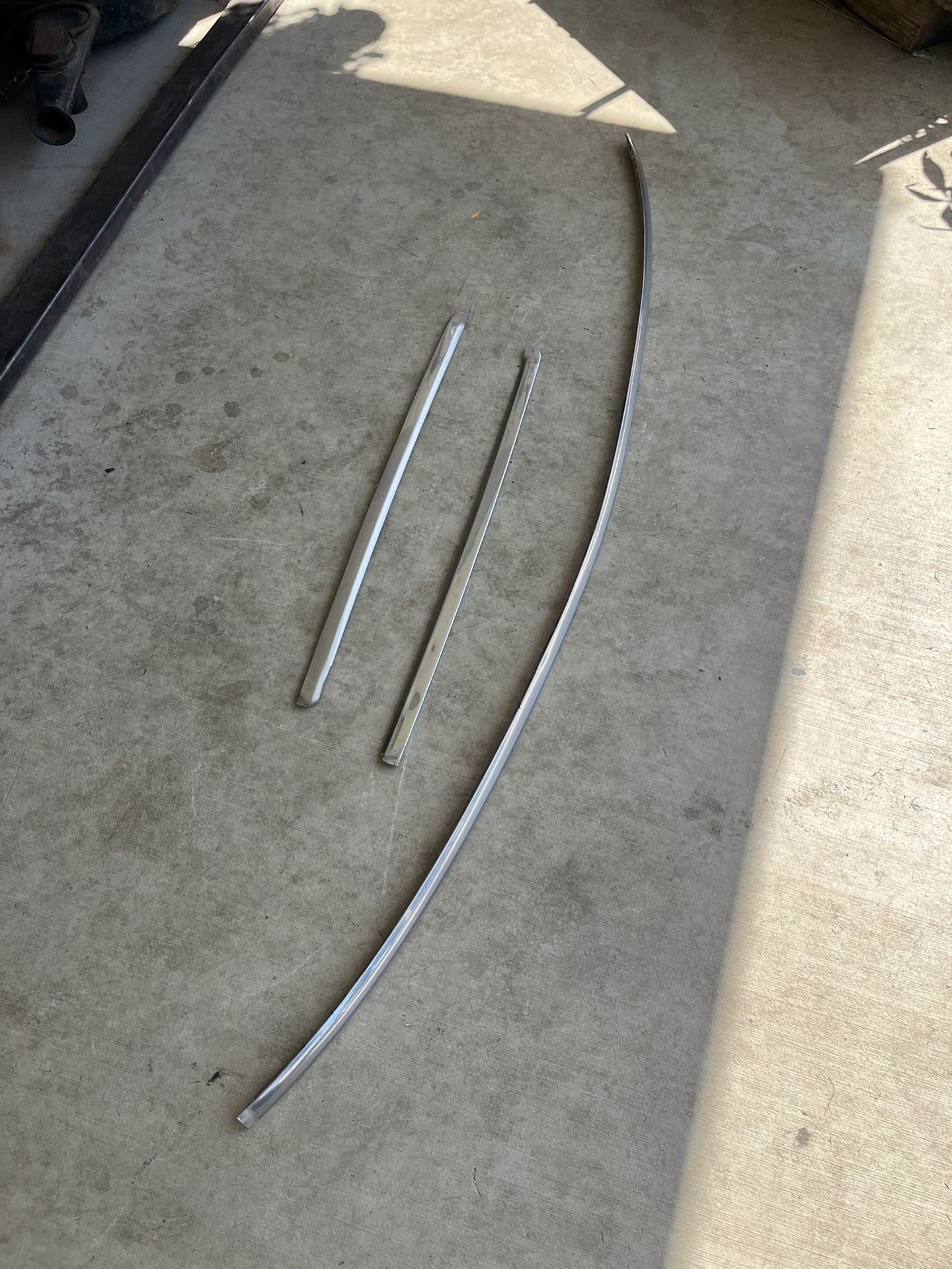 69,70 Impala / Caprice ( Outside Front Windshield Trim )