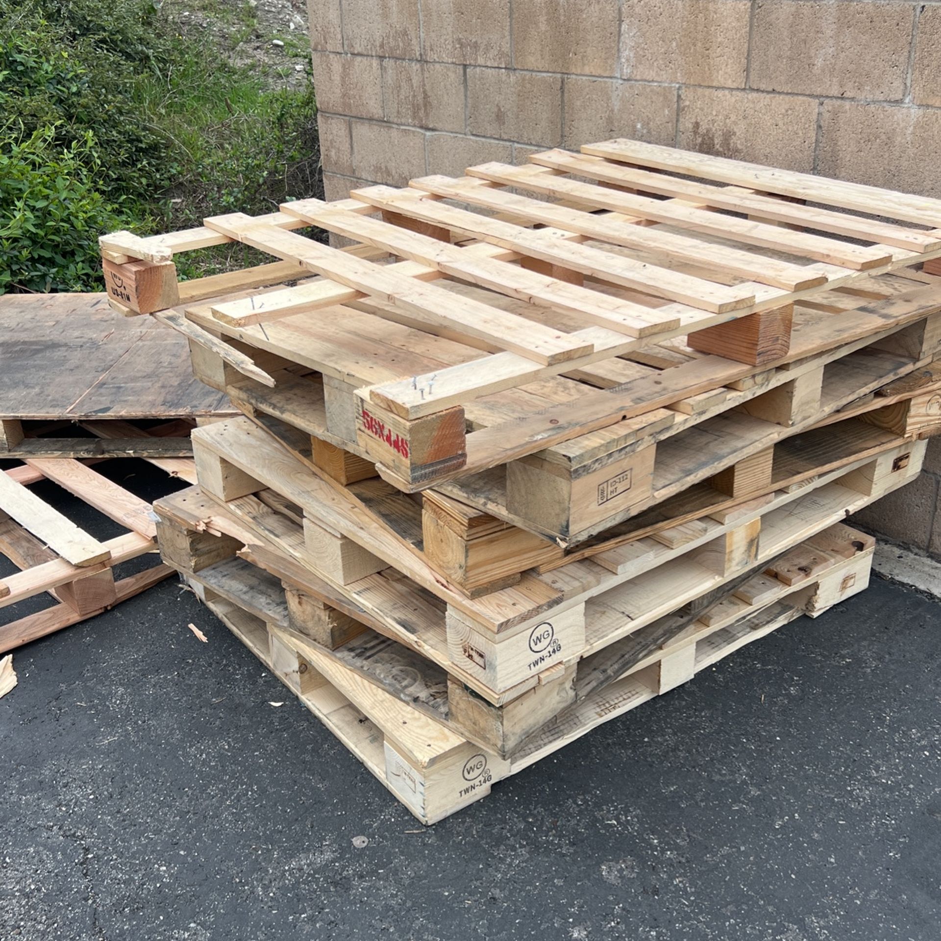 Free Wood Pallets for Sale in San Bernardino, CA OfferUp
