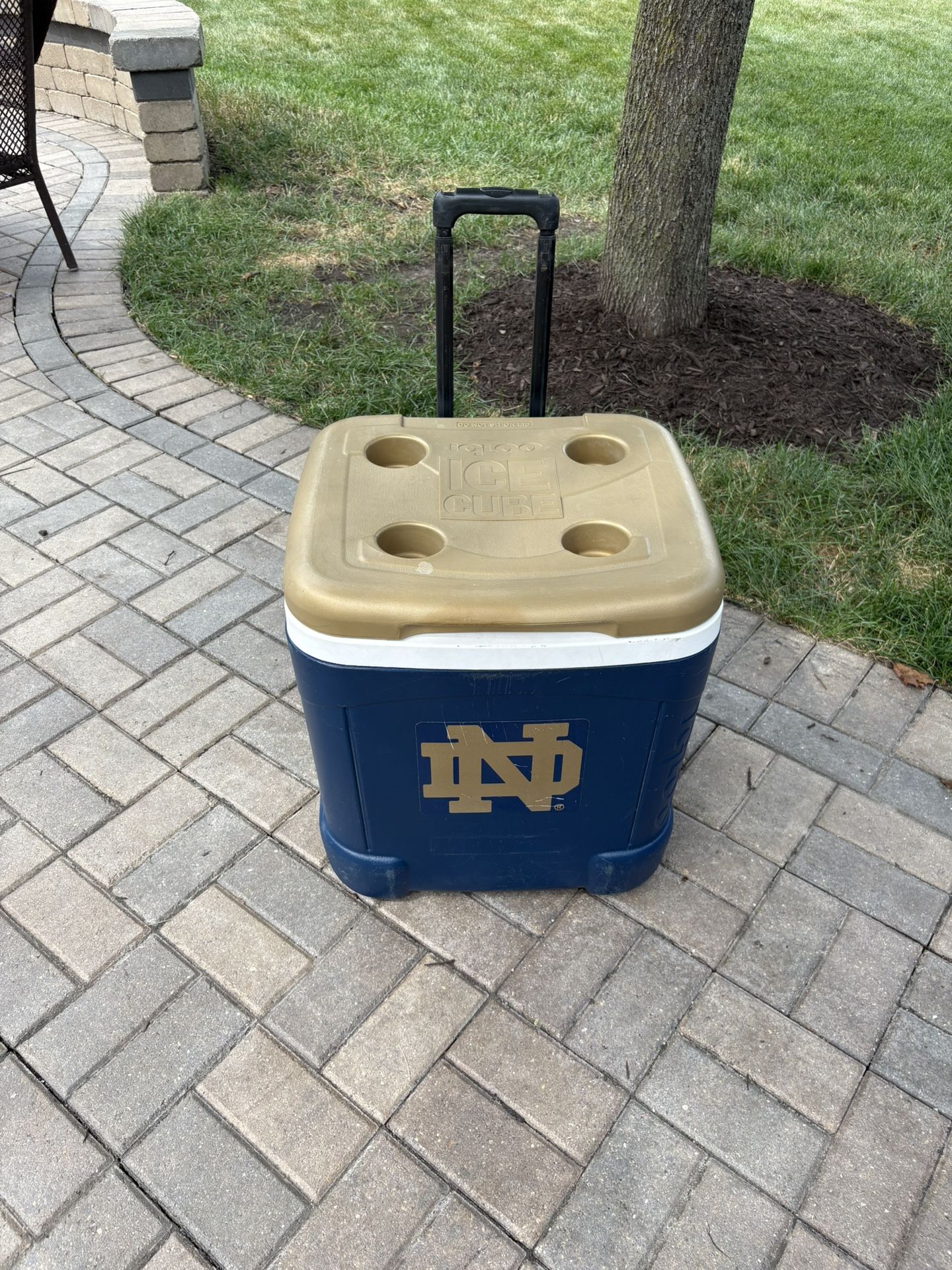 Notre Dame Igloo ICE CUBE roll around Wheeled Cooler