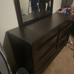 Dresser With Mirror 