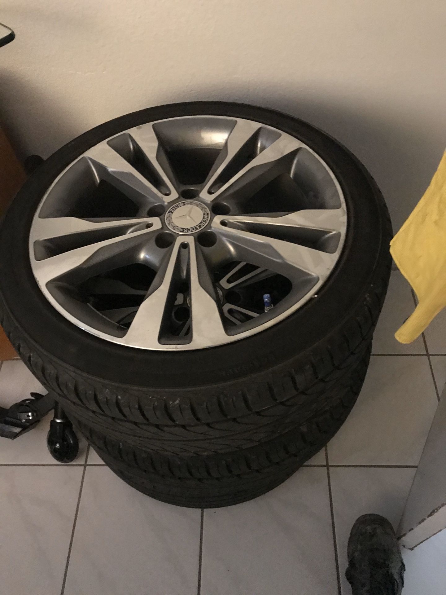 Set of four Mercedes Benz rims 18’ with tires and sensors // set de cuatro rines 18’ incluye gomas y sensores