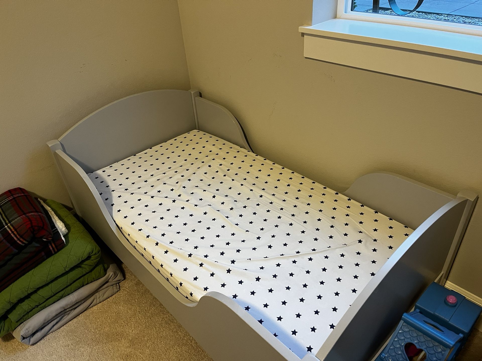 Toddler bed - Pottery Barn