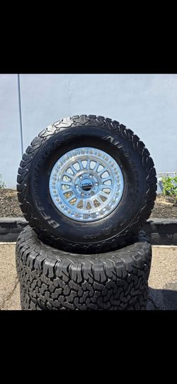 17" KMC w/ 35" BfGoodrich KO2 tires
