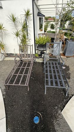 selling 2 Great conditions Cast Metal Outdoor Chaise 