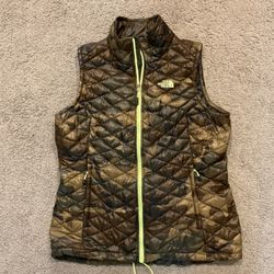 The North Face Camo Quilted Full Zip Quilted Vest Jacket Women’s sz Large, NEW