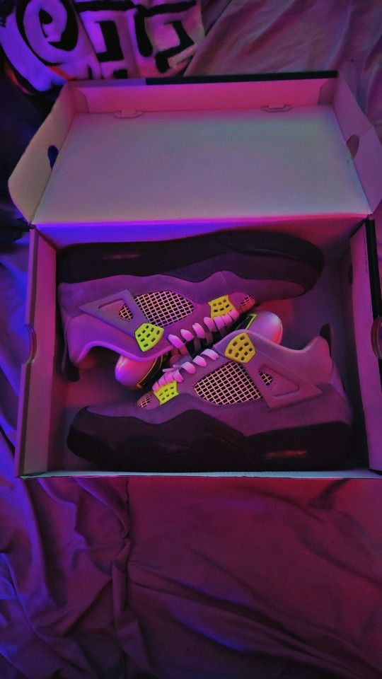 Jordan 4 Neon