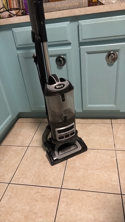 Shark lift away deluxe vacuum cleaner