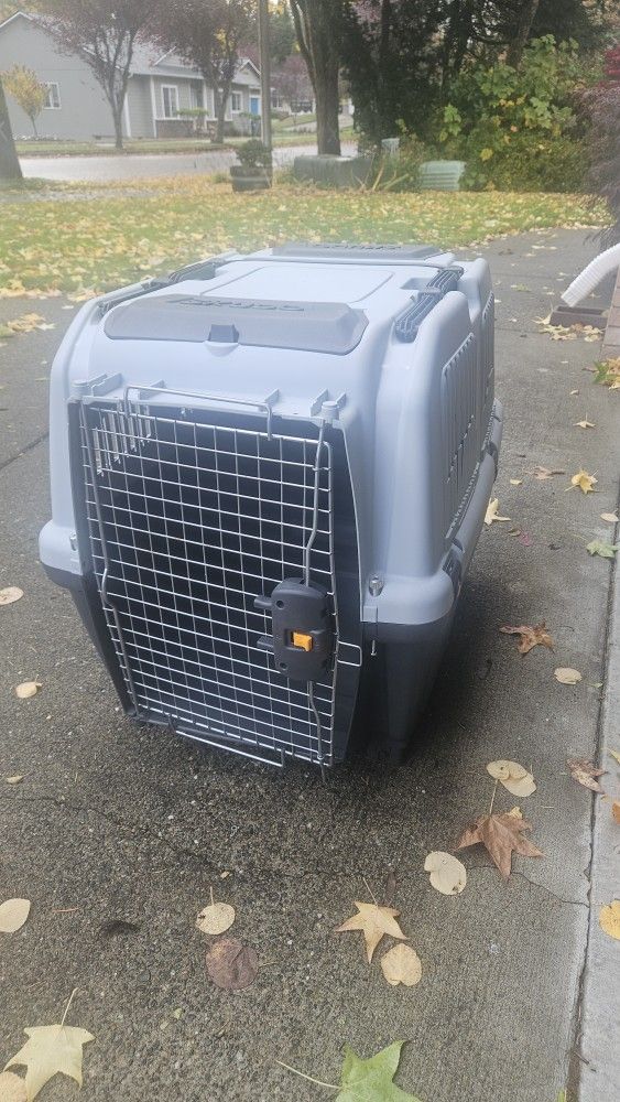Medium-Large Dog Kennel (Skudo Brand)