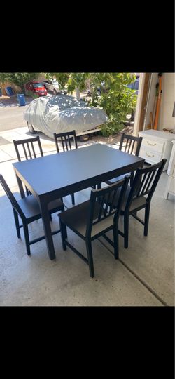 Dinner table w/ six chairs