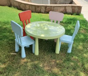 Kids table and chairs