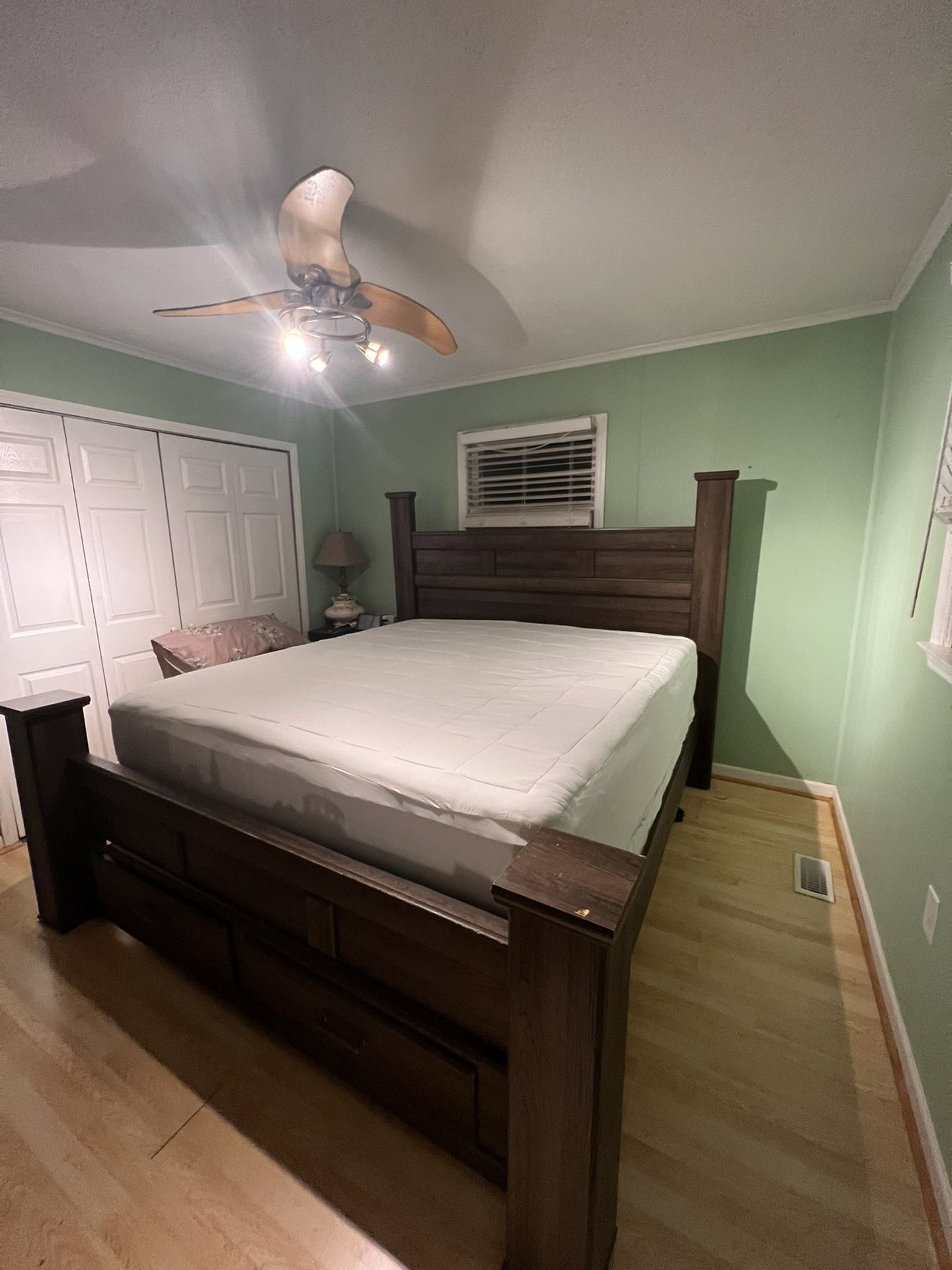 King size Bedroom Set: Mattress/boxsprng NOT INCLUDE