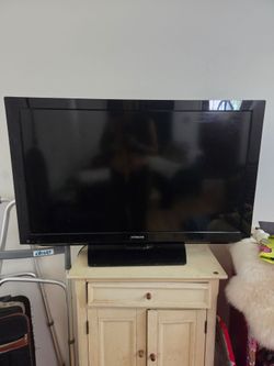 40" Hitachi Flat Screen TV – Works Great