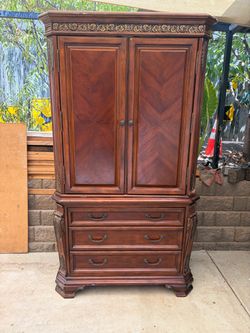 Wood Dresser / Chest of Drawers