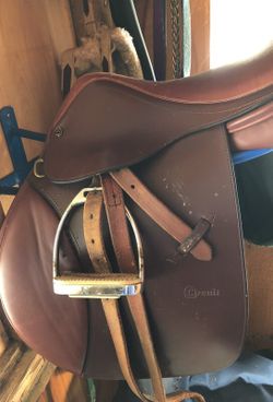 English riding saddle, very lightly used
