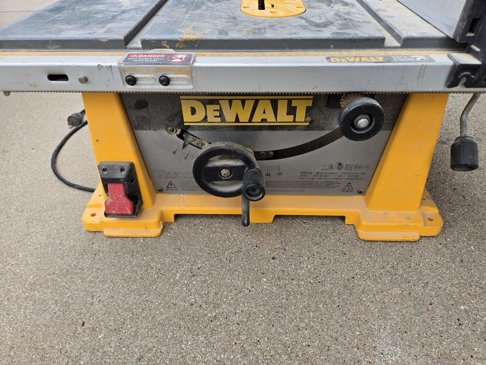 Dealt 10'' Table Saw
