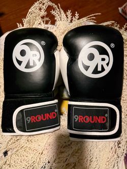 9Round Boxing Gloves Black and White