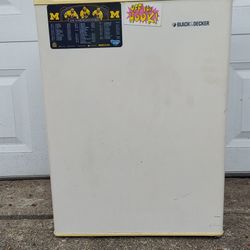 Mini Fridge (Mid Size) College Dorm Special 
