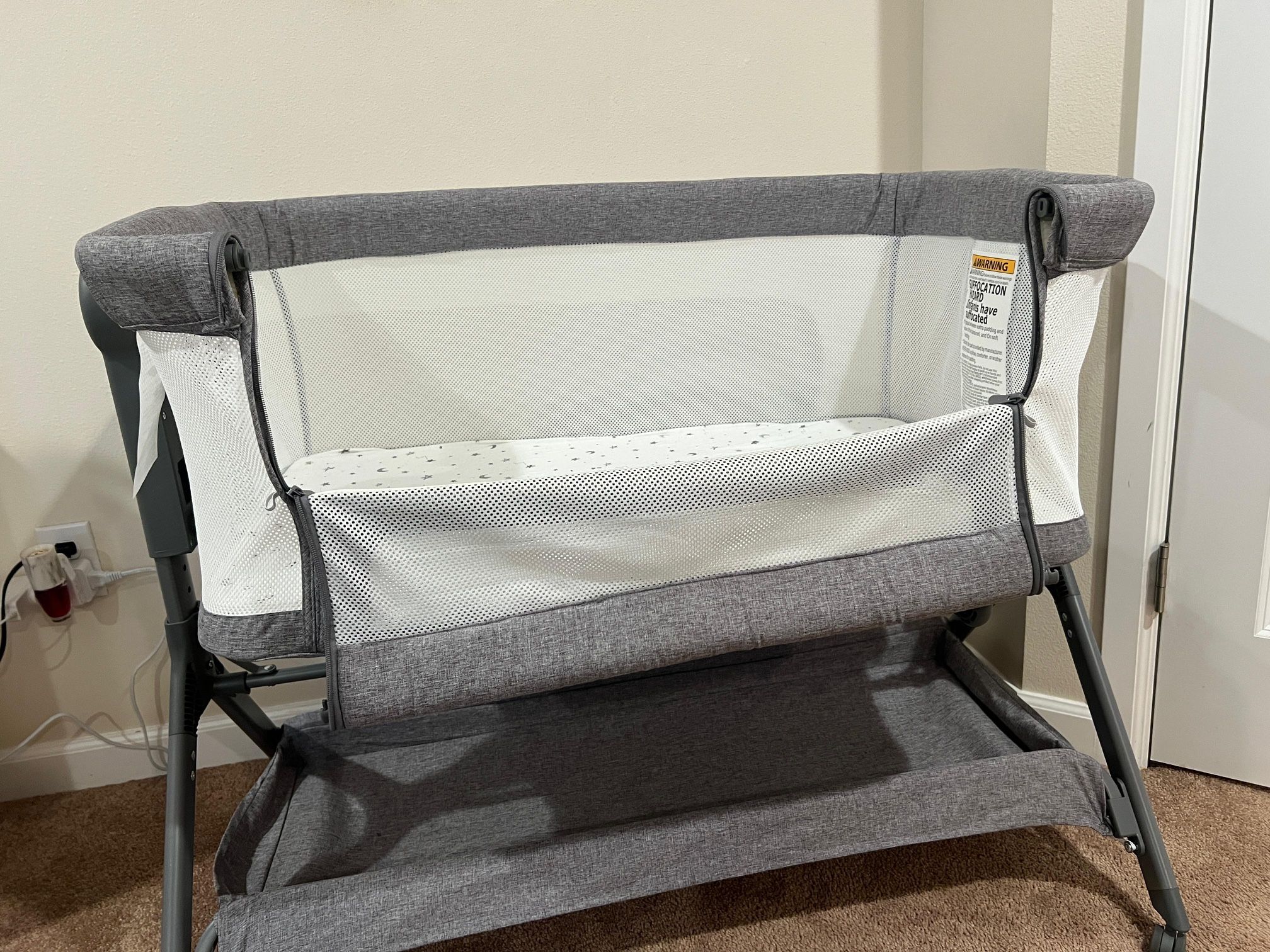 Baby Bedside Bassinet / Co-Sleeper – Like New