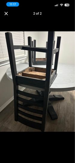 Dining table w/ 4 chairs