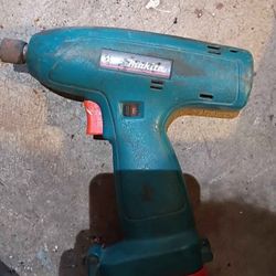 Makita 9.6v impact drill with battery