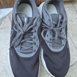 used Nike mens tennis shoes in grey  size 10.5