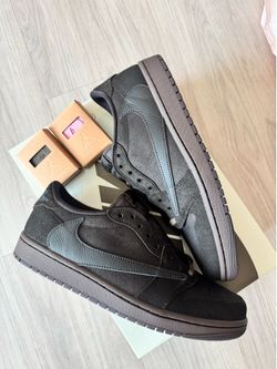 Size 10 men jordan 1 low retro