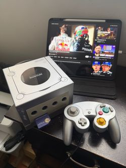GameCube w/ 2 controllers, 8MB MC & 4 Games