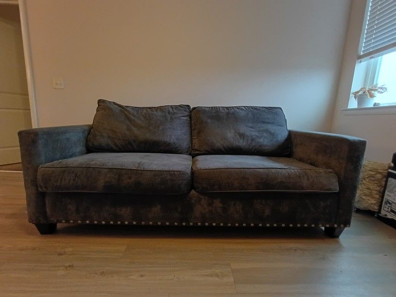 Cozy Charcoal Gray Loveseat – Plush, Sturdy - Used