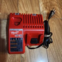 Cargador Milwakee