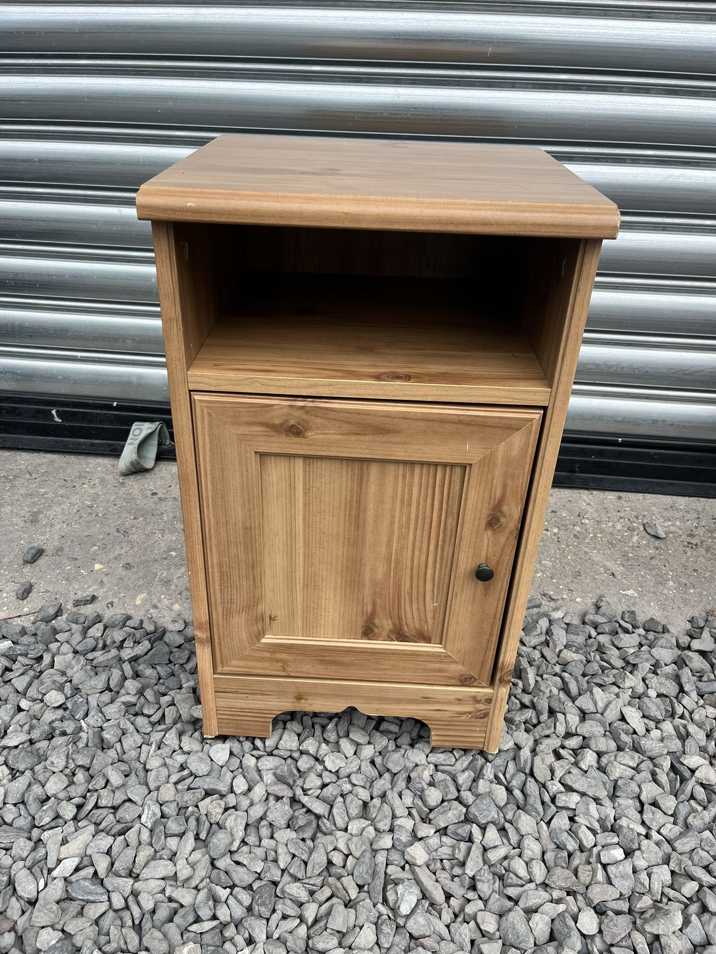 Wood End Table w/wheels 