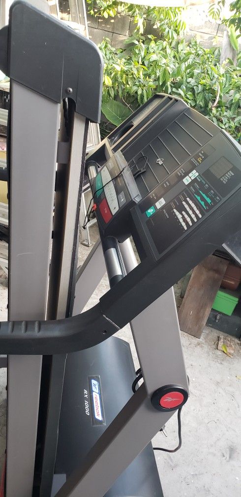 Fully Functional Reebok RX 1000 Heavy Duty Treadmill With 10 Adjustable Power Inclined And 10 Speed Quick Setting With Heart Rate Monitor. for Sale