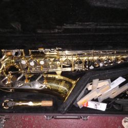 YAMAHA ALTO SAXAPHONE WITH CASE 