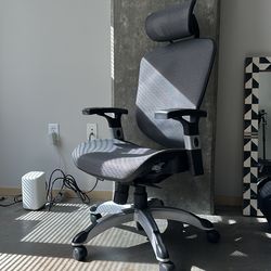 Staples Hyken Ergonomic Mesh Office Chair w/ Headrest – Excellent Condition