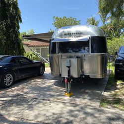 2019 Airstream signature 25 feet queen bed fully loaded