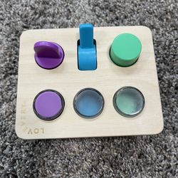 Lovevery the thinker. Sensory Switchboard baby toy cause and effect motor skills 12 month 