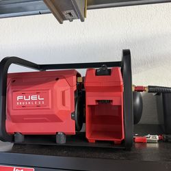 Milwaukee M18 Compressor with hose