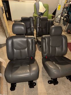 Light grey 2nd row cpt chairs 3rd row bench seat 99-06 Tahoe
