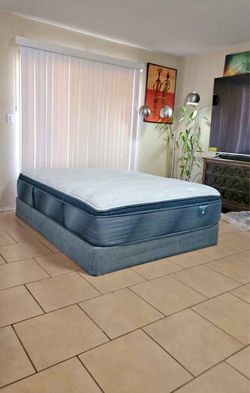 QUEEN SIZE BEAUTYREST SET LIKE NEW
