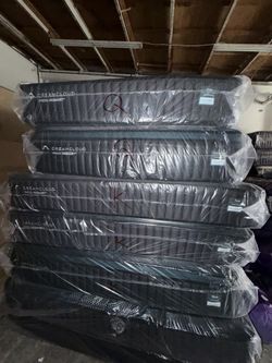 New Queen Dreamcloud PressureSmart Technology Mattress
