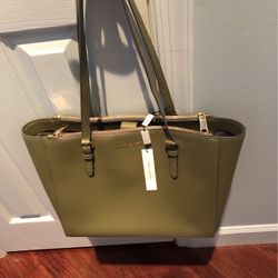 Marc Jacobs Leather https://offerup.com/redirect/?o=VG90ZS5OZXc= W/tag