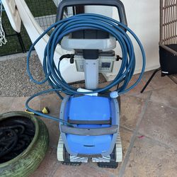 Dolphin M600 Pool Cleaner