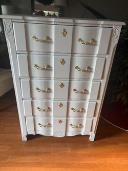 5-Drawer Wooden Dresser - Real Stunner. Free Local Delivery!