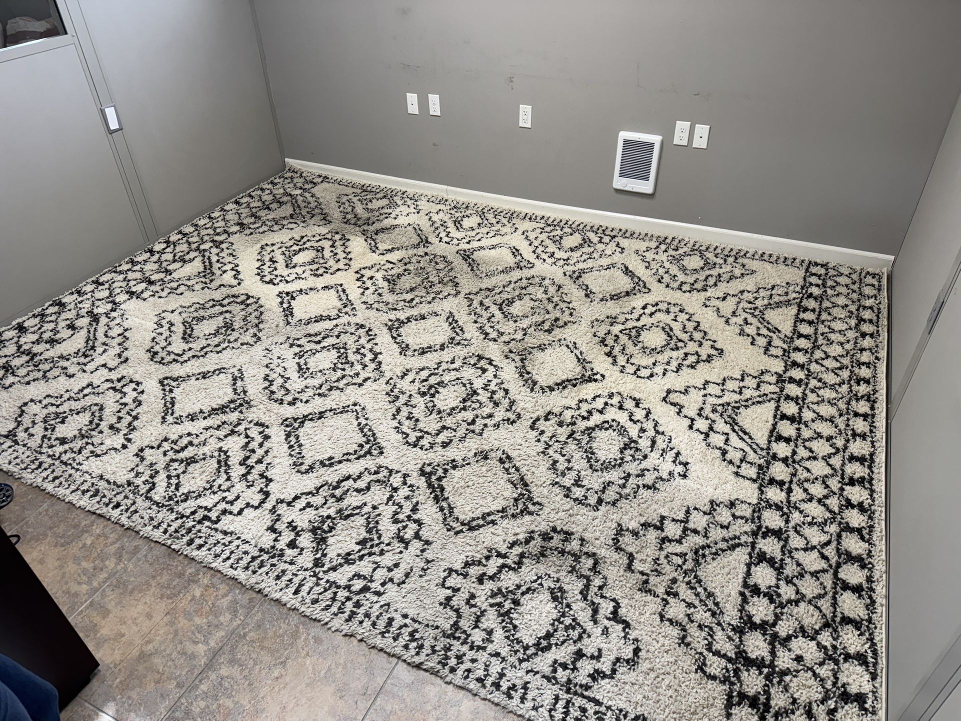 9 X 12 Cream/off-white/black Pattern Diana Rug made In Turkey.