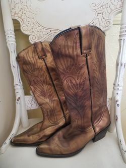 womens cowgirl boots size 7.