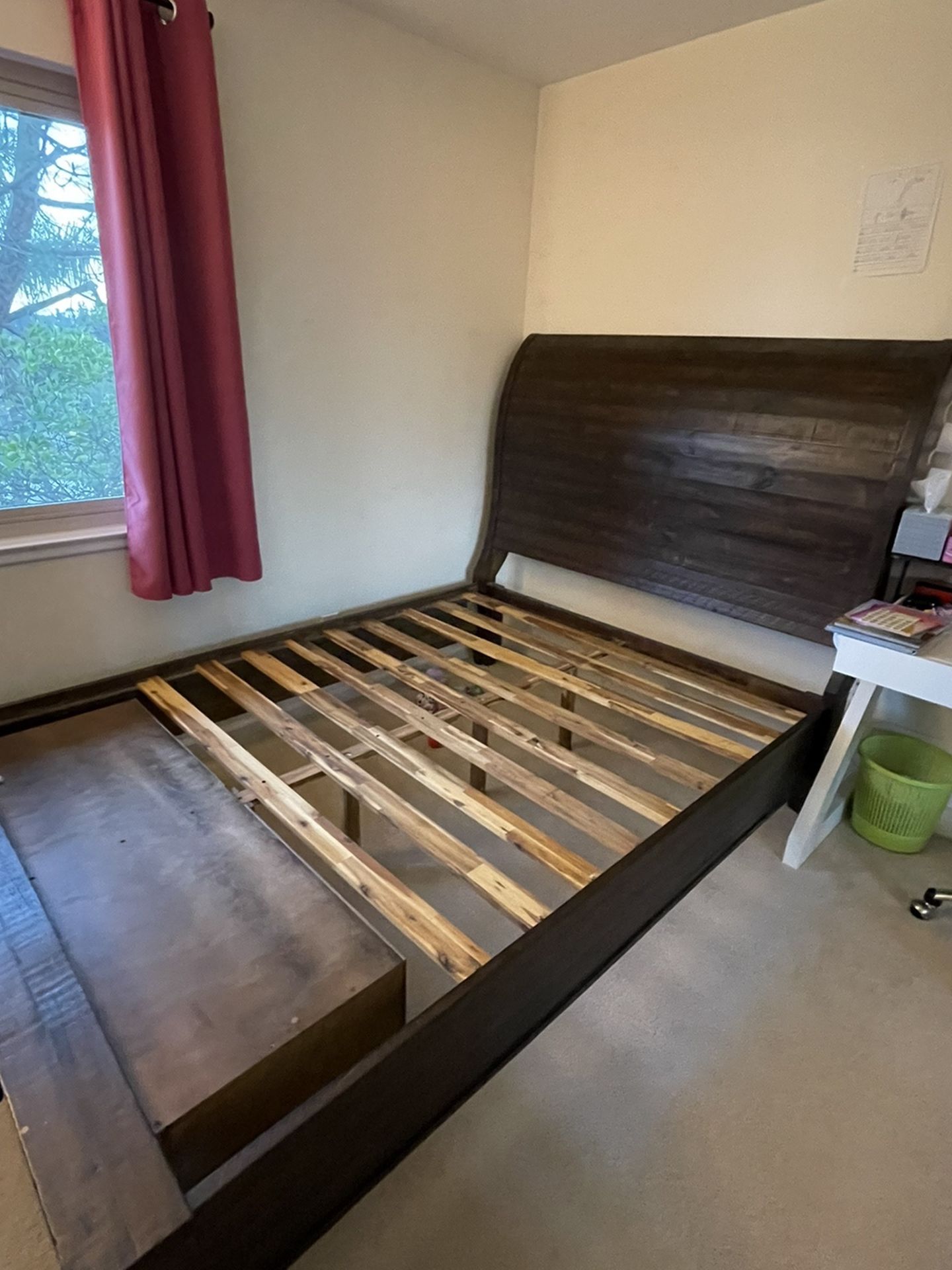 Queen size - Solid wood bed frame